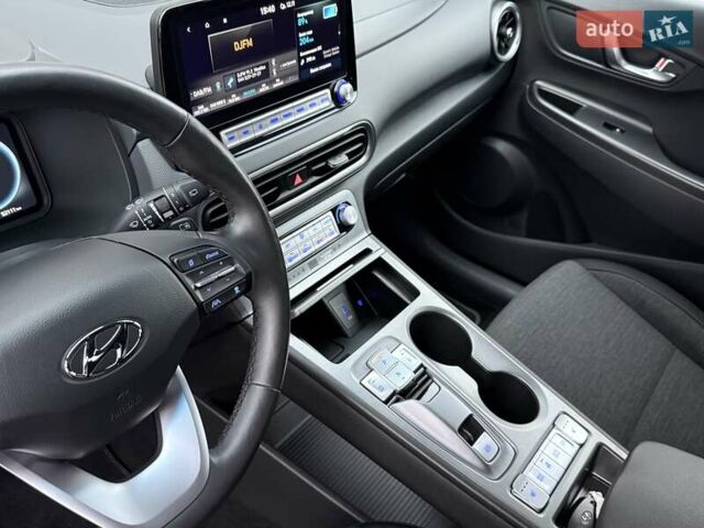 Белый Хендай Kona Electric, объемом двигателя 0 л и пробегом 52 тыс. км за 17599 $, фото 19 на Automoto.ua