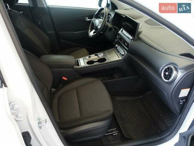 Белый Хендай Kona Electric, объемом двигателя 0 л и пробегом 60 тыс. км за 17700 $, фото 27 на Automoto.ua