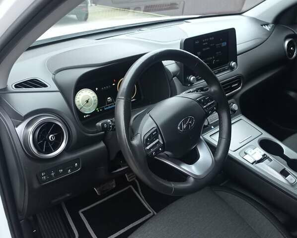 Белый Хендай Kona Electric, объемом двигателя 0 л и пробегом 42 тыс. км за 17500 $, фото 9 на Automoto.ua