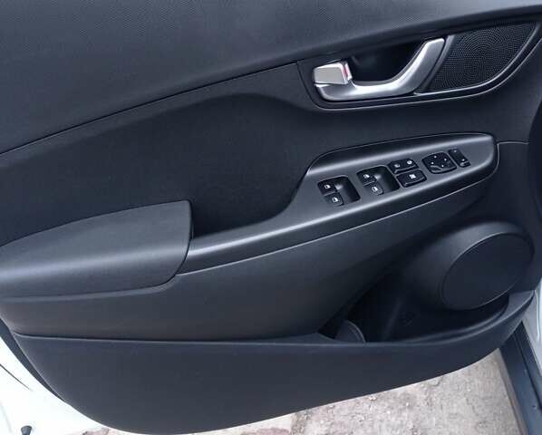 Белый Хендай Kona Electric, объемом двигателя 0 л и пробегом 42 тыс. км за 17500 $, фото 10 на Automoto.ua