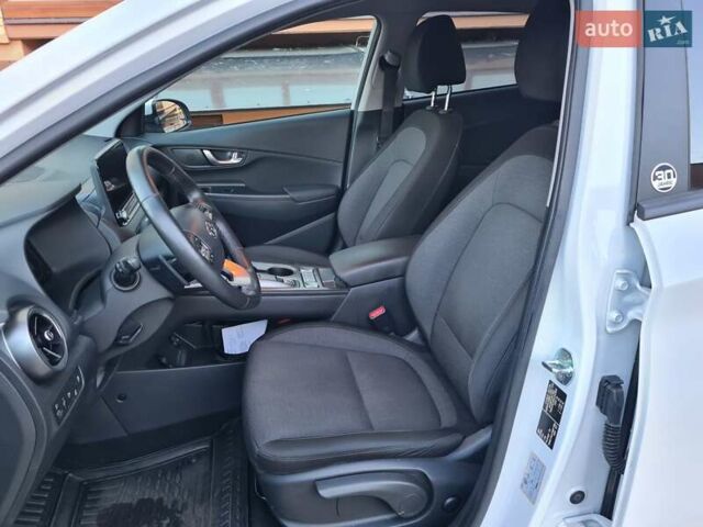 Белый Хендай Kona Electric, объемом двигателя 0 л и пробегом 60 тыс. км за 17700 $, фото 13 на Automoto.ua