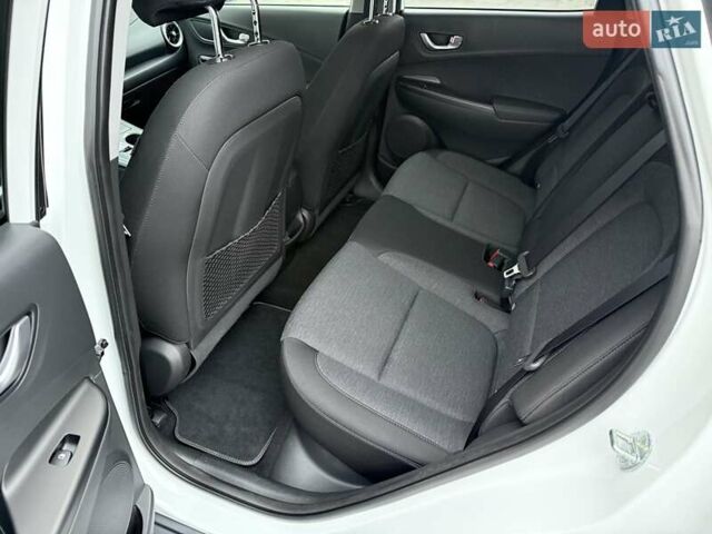 Белый Хендай Kona Electric, объемом двигателя 0 л и пробегом 52 тыс. км за 17599 $, фото 27 на Automoto.ua