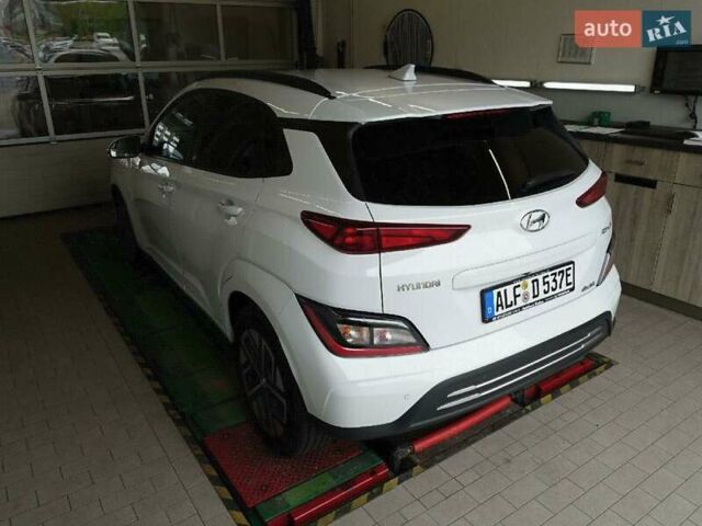 Белый Хендай Kona Electric, объемом двигателя 0 л и пробегом 60 тыс. км за 17700 $, фото 32 на Automoto.ua