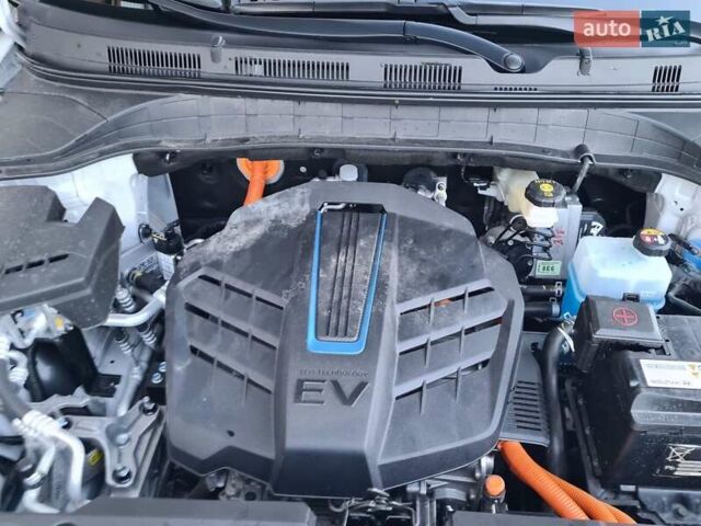 Белый Хендай Kona Electric, объемом двигателя 0 л и пробегом 60 тыс. км за 17700 $, фото 24 на Automoto.ua