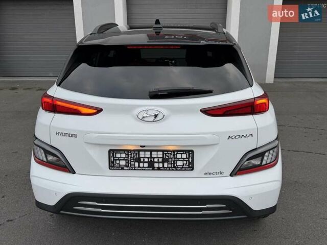 Белый Хендай Kona Electric, объемом двигателя 0 л и пробегом 52 тыс. км за 17599 $, фото 32 на Automoto.ua