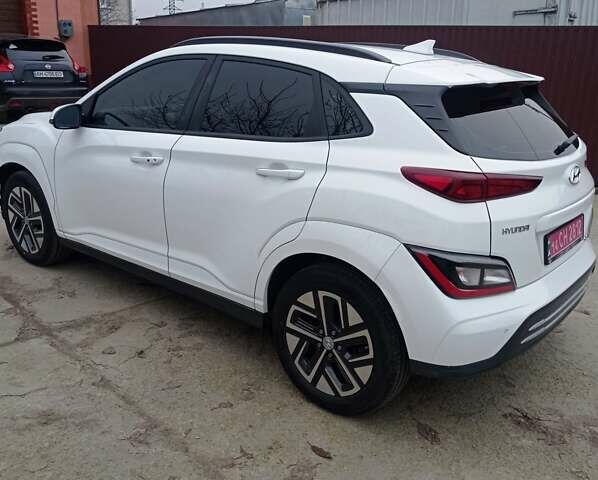 Белый Хендай Kona Electric, объемом двигателя 0 л и пробегом 42 тыс. км за 17500 $, фото 2 на Automoto.ua
