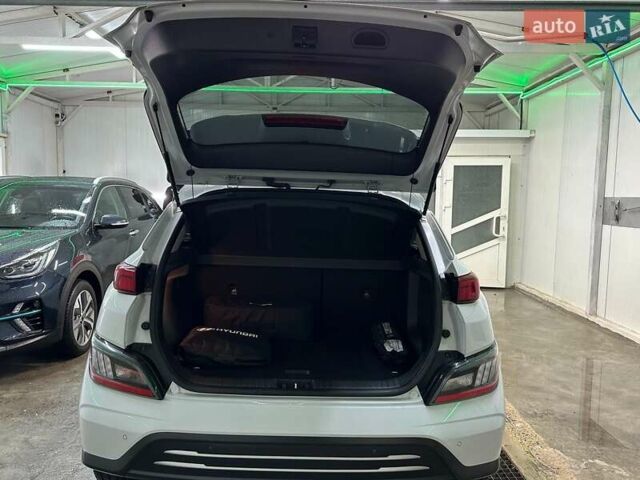 Белый Хендай Kona Electric, объемом двигателя 0 л и пробегом 108 тыс. км за 20900 $, фото 66 на Automoto.ua