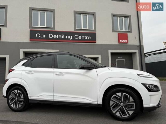 Белый Хендай Kona Electric, объемом двигателя 0 л и пробегом 52 тыс. км за 17599 $, фото 6 на Automoto.ua