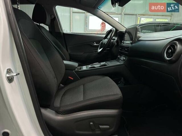 Белый Хендай Kona Electric, объемом двигателя 0 л и пробегом 108 тыс. км за 20900 $, фото 74 на Automoto.ua