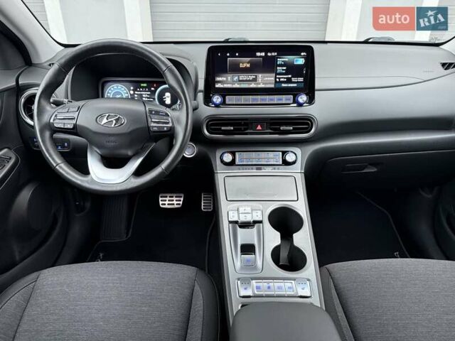 Белый Хендай Kona Electric, объемом двигателя 0 л и пробегом 52 тыс. км за 17599 $, фото 28 на Automoto.ua