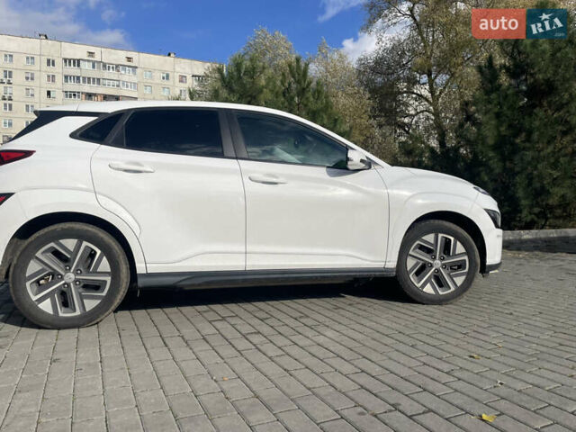 Белый Хендай Kona Electric, объемом двигателя 0 л и пробегом 123 тыс. км за 18000 $, фото 2 на Automoto.ua