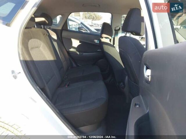 Белый Хендай Kona Electric, объемом двигателя 0 л и пробегом 40 тыс. км за 7800 $, фото 8 на Automoto.ua