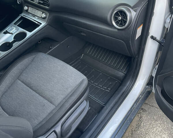 Белый Хендай Kona Electric, объемом двигателя 0 л и пробегом 123 тыс. км за 18000 $, фото 8 на Automoto.ua