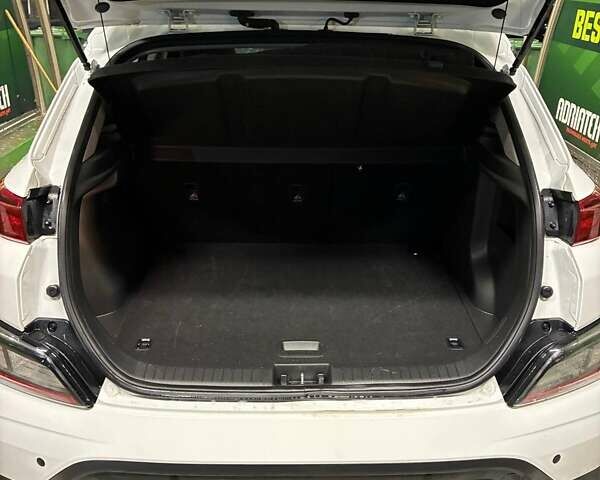 Белый Хендай Kona Electric, объемом двигателя 0 л и пробегом 88 тыс. км за 21400 $, фото 10 на Automoto.ua