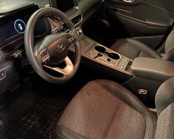 Белый Хендай Kona Electric, объемом двигателя 0 л и пробегом 88 тыс. км за 21400 $, фото 8 на Automoto.ua