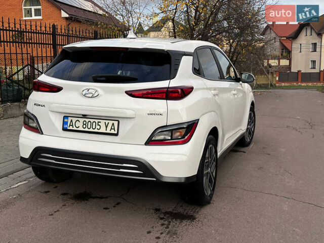 Белый Хендай Kona Electric, объемом двигателя 0 л и пробегом 39 тыс. км за 19100 $, фото 6 на Automoto.ua