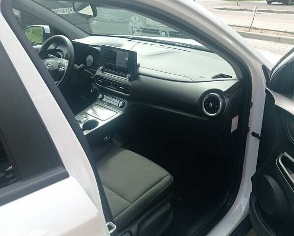 Белый Хендай Kona Electric, объемом двигателя 0 л и пробегом 28 тыс. км за 21300 $, фото 12 на Automoto.ua