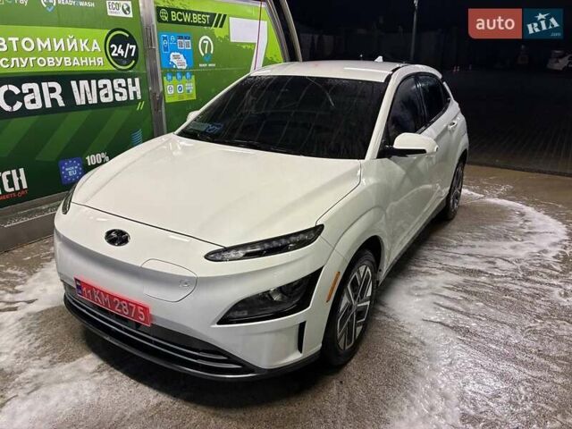 Белый Хендай Kona Electric, объемом двигателя 0 л и пробегом 88 тыс. км за 21400 $, фото 3 на Automoto.ua