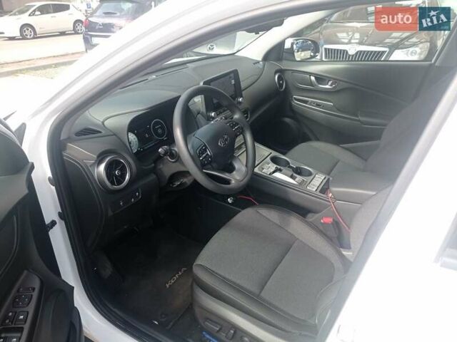 Белый Хендай Kona Electric, объемом двигателя 0 л и пробегом 28 тыс. км за 21300 $, фото 10 на Automoto.ua