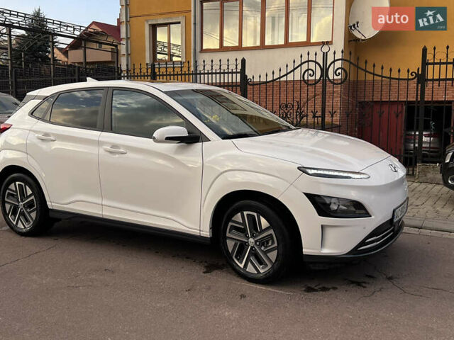 Белый Хендай Kona Electric, объемом двигателя 0 л и пробегом 39 тыс. км за 19100 $, фото 3 на Automoto.ua