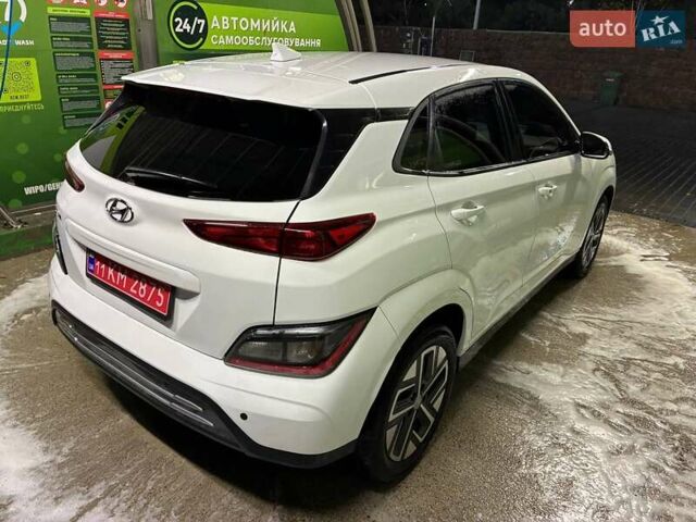 Белый Хендай Kona Electric, объемом двигателя 0 л и пробегом 88 тыс. км за 21400 $, фото 5 на Automoto.ua