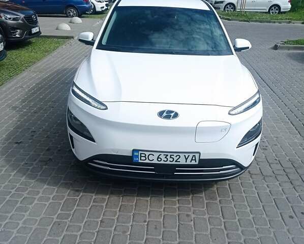 Белый Хендай Kona Electric, объемом двигателя 0 л и пробегом 28 тыс. км за 21300 $, фото 2 на Automoto.ua