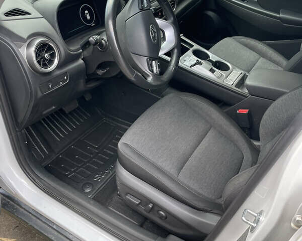 Белый Хендай Kona Electric, объемом двигателя 0 л и пробегом 123 тыс. км за 18000 $, фото 6 на Automoto.ua