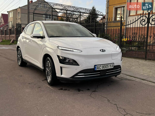 Белый Хендай Kona Electric, объемом двигателя 0 л и пробегом 39 тыс. км за 19100 $, фото 2 на Automoto.ua