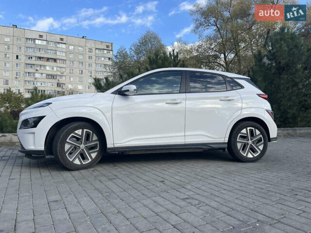Белый Хендай Kona Electric, объемом двигателя 0 л и пробегом 123 тыс. км за 18000 $, фото 3 на Automoto.ua