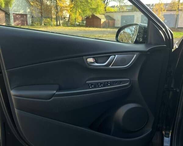 Черный Хендай Kona Electric, объемом двигателя 0 л и пробегом 100 тыс. км за 16999 $, фото 25 на Automoto.ua