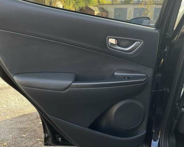 Черный Хендай Kona Electric, объемом двигателя 0 л и пробегом 100 тыс. км за 16999 $, фото 21 на Automoto.ua