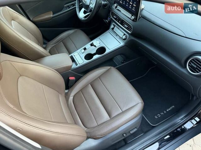 Черный Хендай Kona Electric, объемом двигателя 0 л и пробегом 125 тыс. км за 18599 $, фото 72 на Automoto.ua