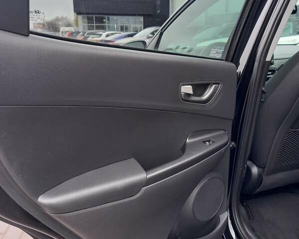 Чорний Хендай Kona Electric, об'ємом двигуна 0 л та пробігом 70 тис. км за 17700 $, фото 17 на Automoto.ua