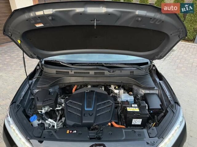 Черный Хендай Kona Electric, объемом двигателя 0 л и пробегом 125 тыс. км за 18599 $, фото 88 на Automoto.ua