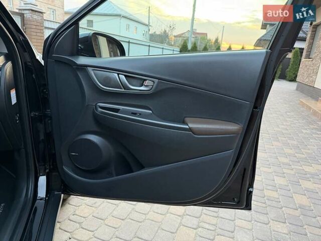 Черный Хендай Kona Electric, объемом двигателя 0 л и пробегом 125 тыс. км за 18599 $, фото 69 на Automoto.ua