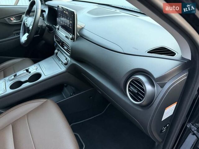 Черный Хендай Kona Electric, объемом двигателя 0 л и пробегом 125 тыс. км за 18599 $, фото 76 на Automoto.ua