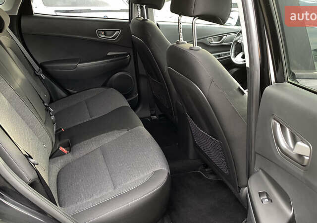 Черный Хендай Kona Electric, объемом двигателя 0 л и пробегом 123 тыс. км за 18900 $, фото 63 на Automoto.ua