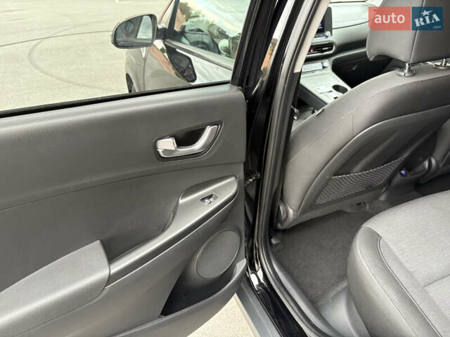 Черный Хендай Kona Electric, объемом двигателя 0 л и пробегом 30 тыс. км за 17200 $, фото 30 на Automoto.ua