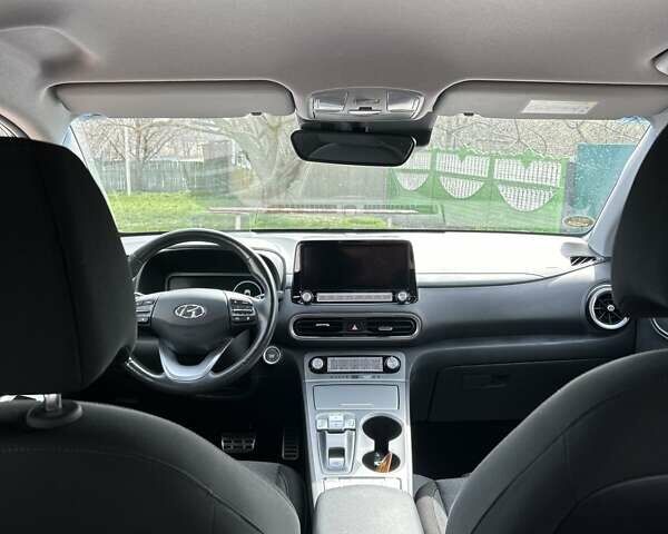 Черный Хендай Kona Electric, объемом двигателя 0 л и пробегом 55 тыс. км за 19900 $, фото 6 на Automoto.ua
