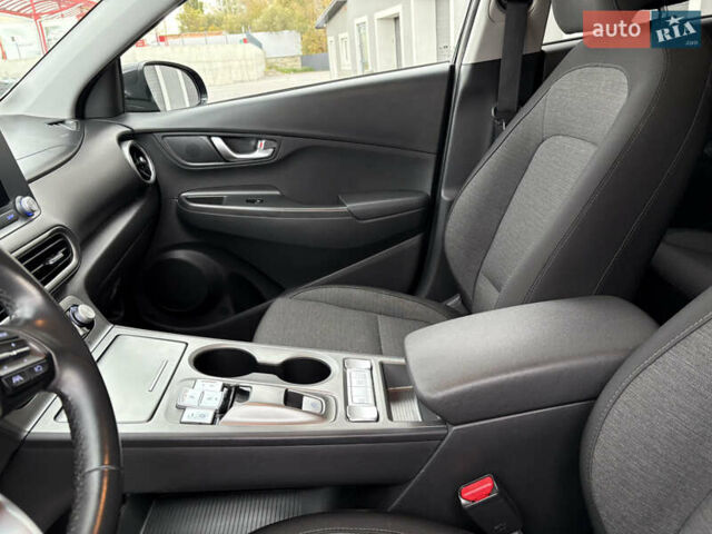 Черный Хендай Kona Electric, объемом двигателя 0 л и пробегом 30 тыс. км за 17200 $, фото 24 на Automoto.ua