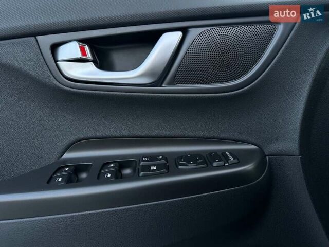 Черный Хендай Kona Electric, объемом двигателя 0 л и пробегом 80 тыс. км за 23100 $, фото 7 на Automoto.ua