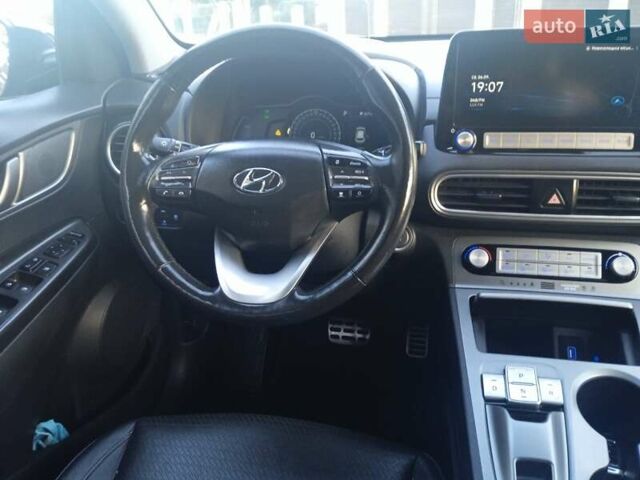 Чорний Хендай Kona Electric, об'ємом двигуна 0 л та пробігом 97 тис. км за 18190 $, фото 51 на Automoto.ua