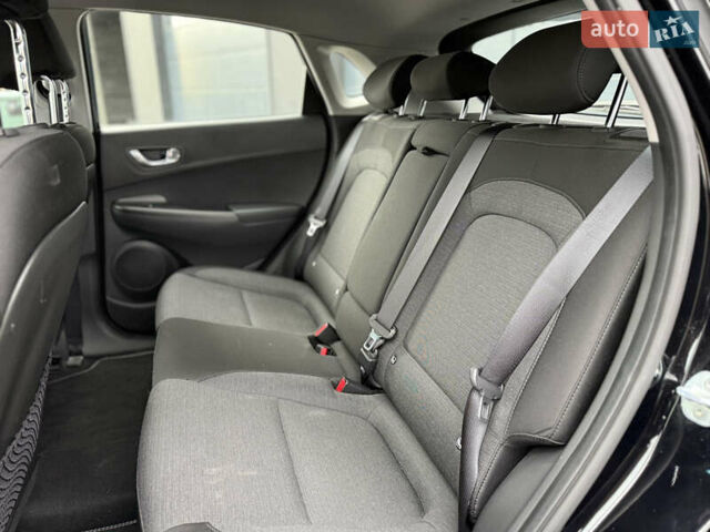 Черный Хендай Kona Electric, объемом двигателя 0 л и пробегом 37 тыс. км за 16900 $, фото 8 на Automoto.ua