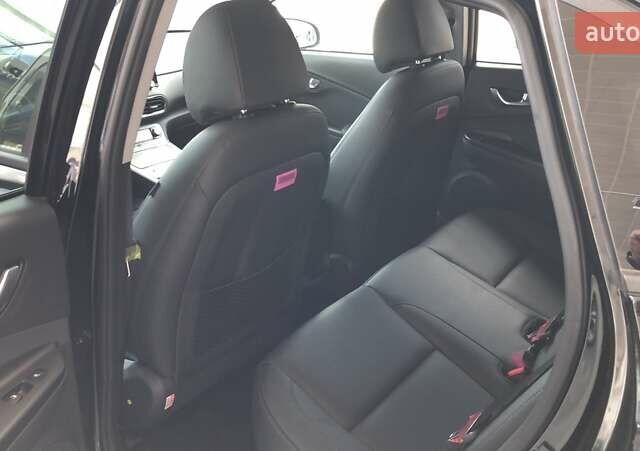 Черный Хендай Kona Electric, объемом двигателя 0 л и пробегом 1 тыс. км за 30215 $, фото 6 на Automoto.ua