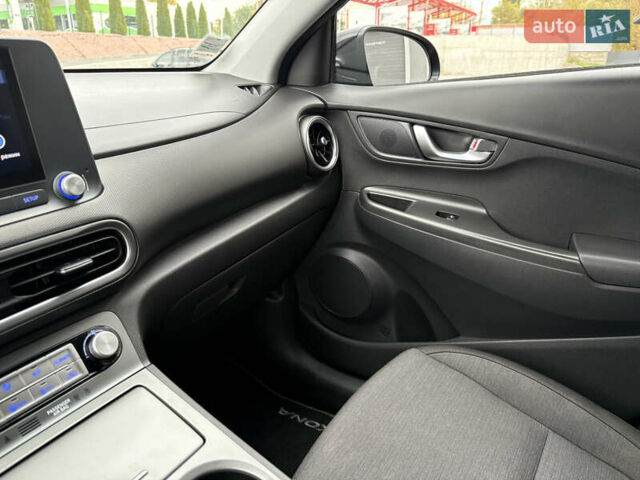 Черный Хендай Kona Electric, объемом двигателя 0 л и пробегом 30 тыс. км за 17200 $, фото 51 на Automoto.ua