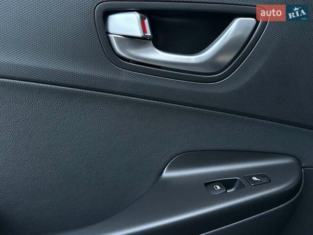 Черный Хендай Kona Electric, объемом двигателя 0 л и пробегом 80 тыс. км за 23100 $, фото 85 на Automoto.ua