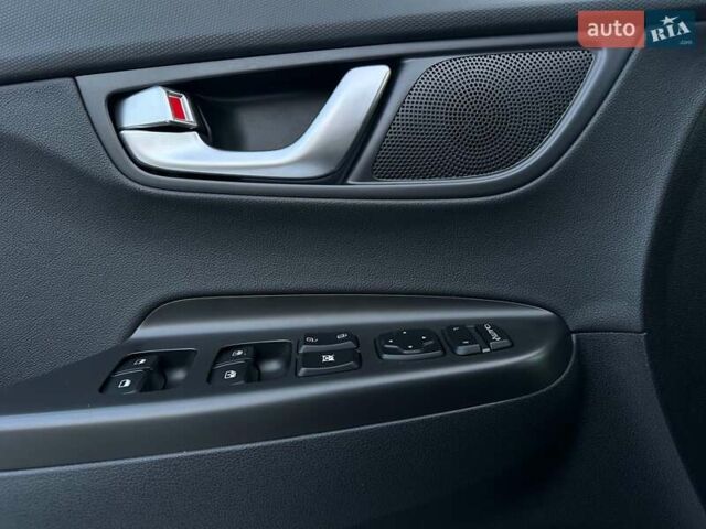 Черный Хендай Kona Electric, объемом двигателя 0 л и пробегом 80 тыс. км за 23100 $, фото 48 на Automoto.ua