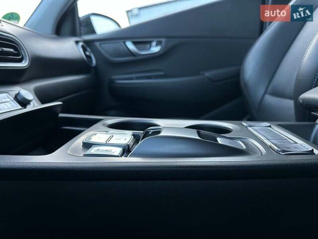 Черный Хендай Kona Electric, объемом двигателя 0 л и пробегом 80 тыс. км за 23100 $, фото 19 на Automoto.ua