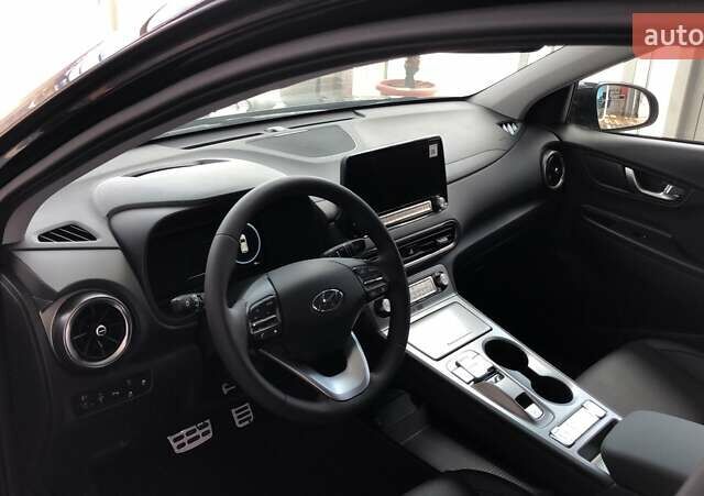 Черный Хендай Kona Electric, объемом двигателя 0 л и пробегом 1 тыс. км за 30215 $, фото 5 на Automoto.ua