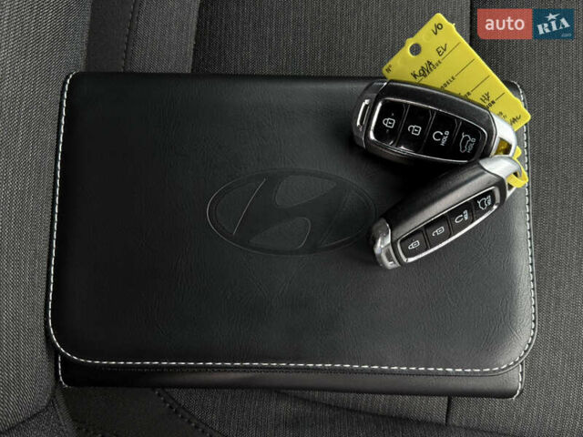 Черный Хендай Kona Electric, объемом двигателя 0 л и пробегом 83 тыс. км за 20700 $, фото 91 на Automoto.ua